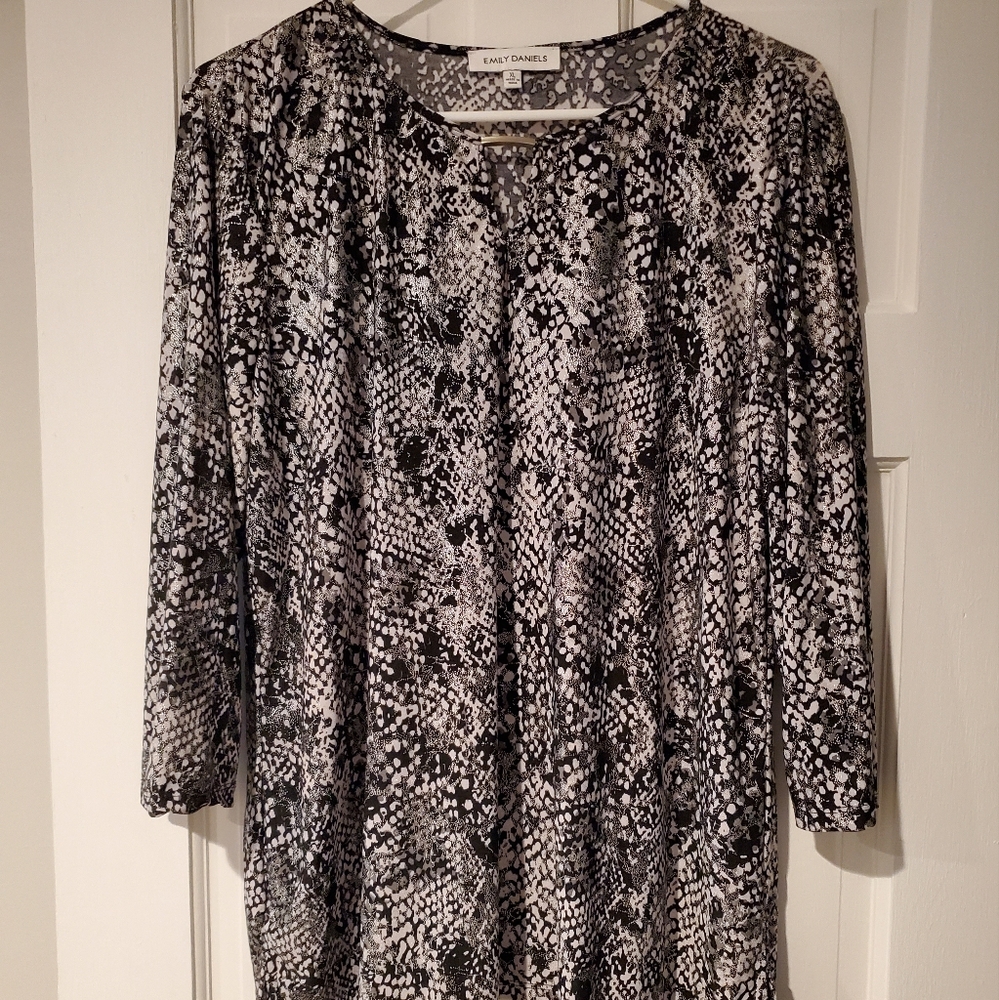 Elegant Monochrome Patterned Blouse